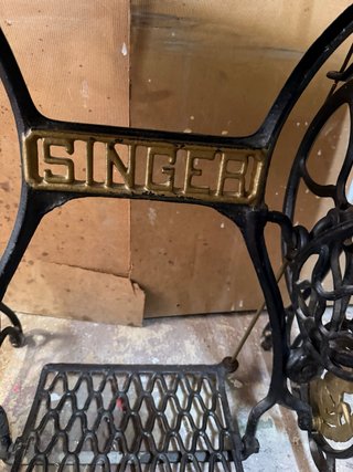 Máquina de coser Singer antigua con mueble
