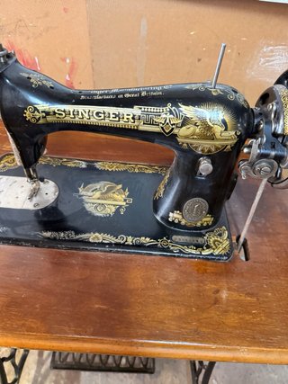 Máquina de coser Singer antigua con mueble