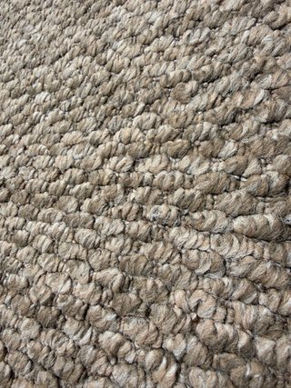 Alfombra beige y marrón