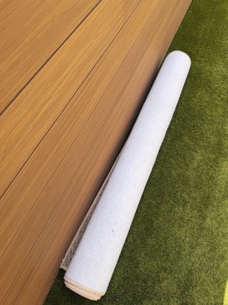 Alfombra beige y marrón