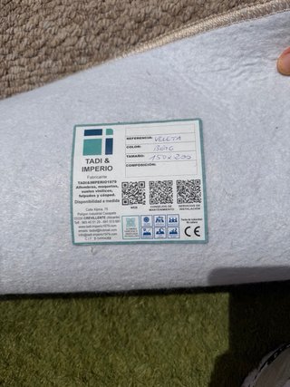 Alfombra beige y marrón