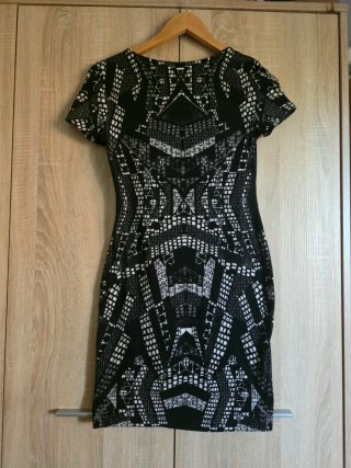 Vestido corto H&M estampado blanco y negro
