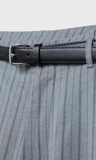 Pantalón fluido de tiro alto y cintura gris