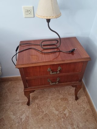 Cómoda clásica de madera con espejo