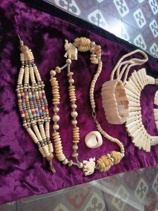 Collares y pulsera de hueso, anillo