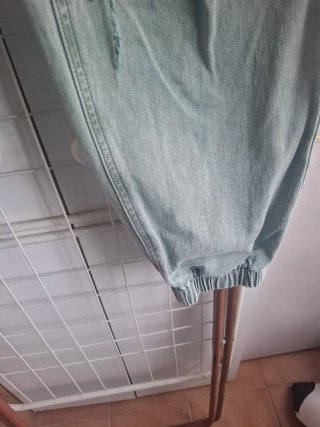 Pantalón vaquero verde desgastado