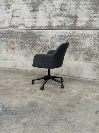 Silla de escritorio Madina gris oscuro y patas de acero negro mate.