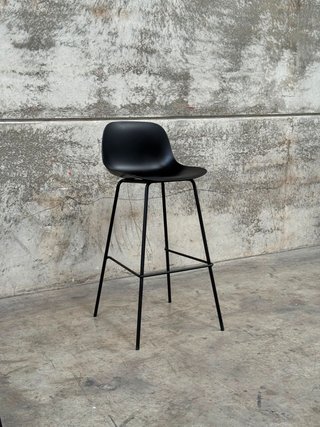Taburete Altea negro y patas de acero con acabado negro 75 cm.
