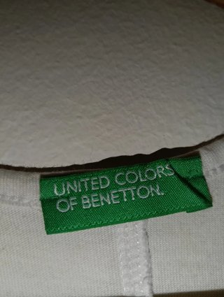 Camiseta blanca con logo de la marca