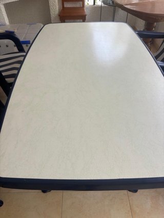 Mesa y 4 sillas.