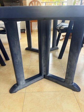 Mesa y 4 sillas.