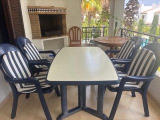 Mesa y 4 sillas.