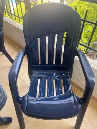 Mesa y 4 sillas.