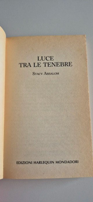 Libro "Luce tra le tenebre"