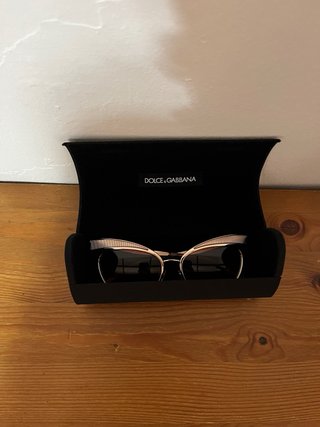 Gafas de sol Dolce & Gabbana marrones y doradas.
