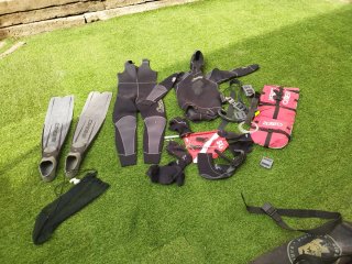 Traje de neopreno y aletas de buceo