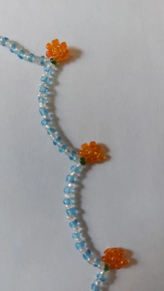 Collar azul y blanco con naranjas