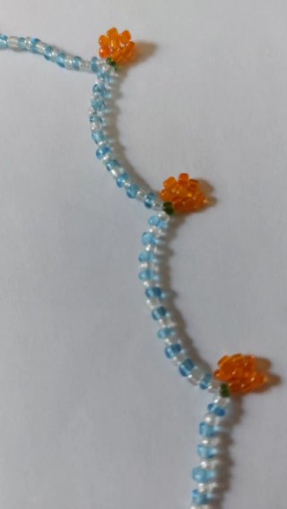 Collar azul y blanco con naranjas