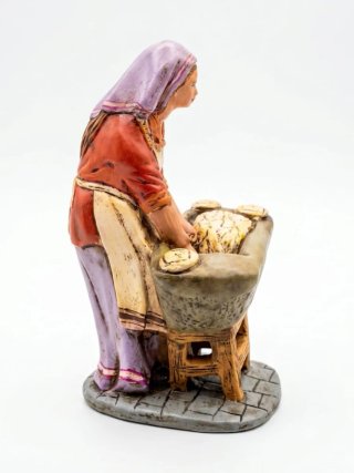 Figura Belén mujer amasando pan