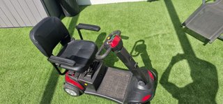 Moto scooter roja y negra