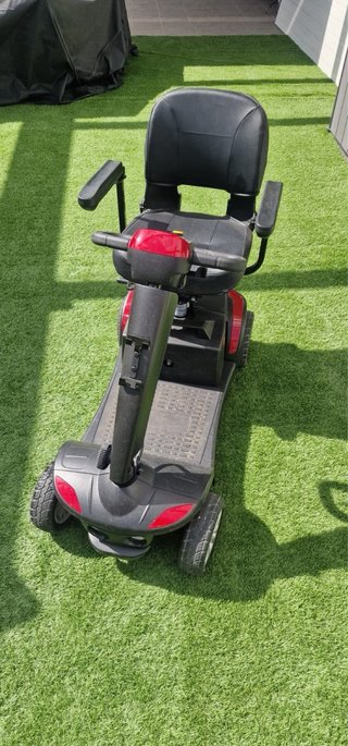 Moto scooter roja y negra