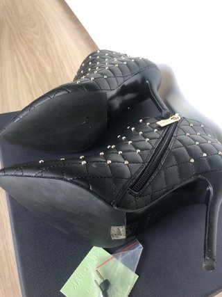 Botines negros con tachuelas