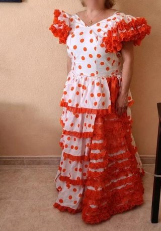 Vestido de gitana blanco con lunares naranjas