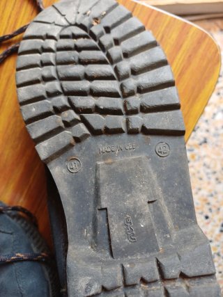 Botas de montaña 41-42. WHETIS