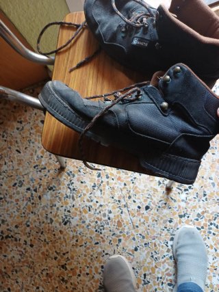 Botas de montaña 41-42. WHETIS