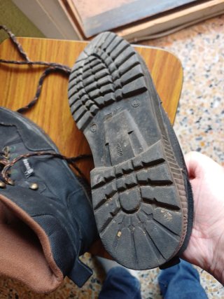 Botas de montaña 41-42. WHETIS