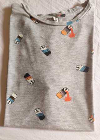 Camiseta gris con estampado de latas
