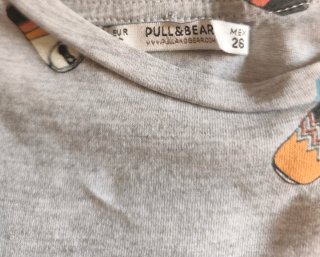 Camiseta gris con estampado de latas