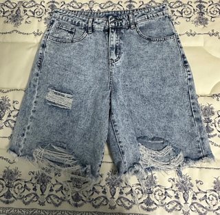 Pantalones cortos vaqueros desgastados