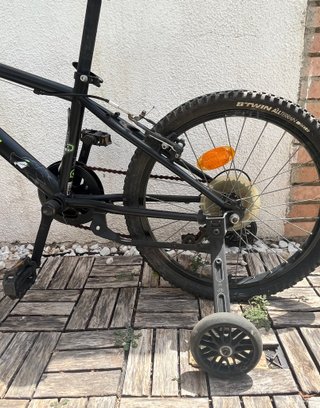 Bicicleta infantil de color negro entre 9-12 años