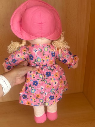 Muñeca de trapo floral con delantal.