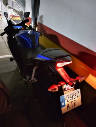 Moto Deportiva Negra y Azul