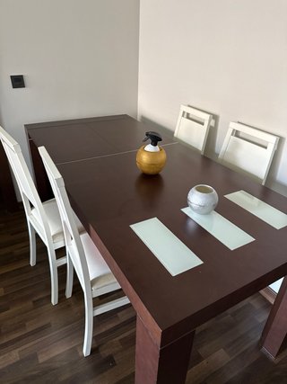 Mesa de comedor con 4 sillas