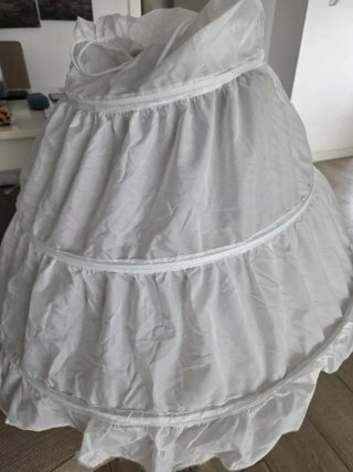 Cancán fallera infantil con cordón ajustable.