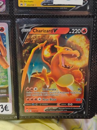 Carta Pokémon Charizard V 018/159