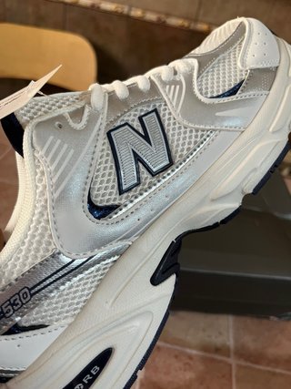 New Balance 530 Plata y Blanco