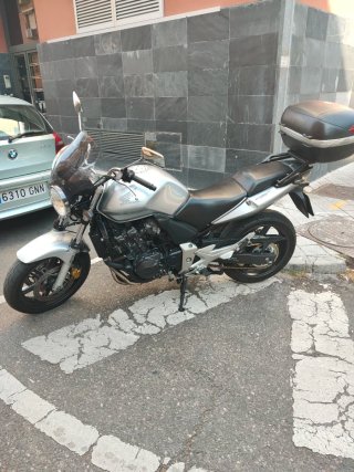 Moto Honda CBF 600 Naked con maletas