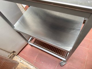 Carrito de cocina metálico