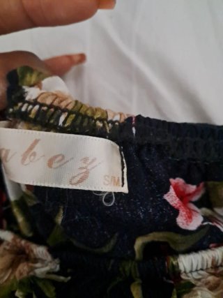 Mono corto floral sin tirantes