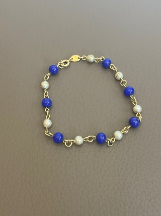 Pulsera bañada en oro con cuentas azules y blancas