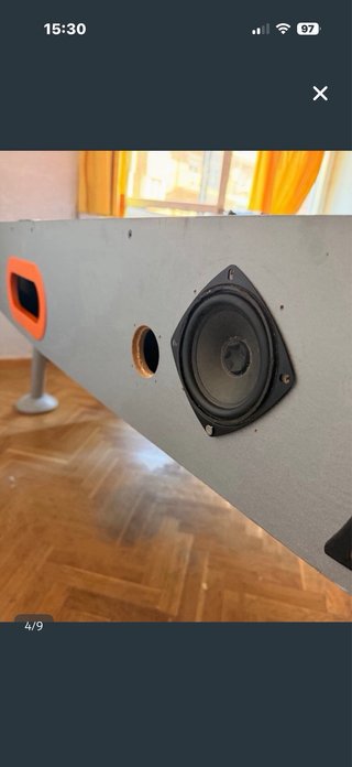 Mesa de billar naranja con altavoces
