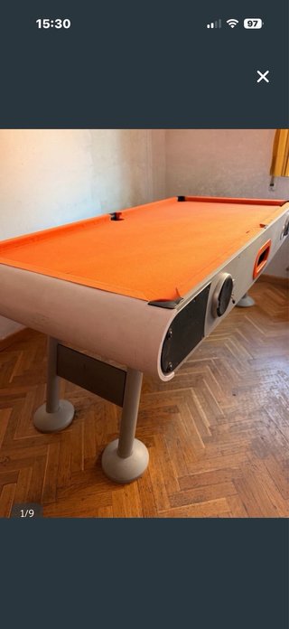 Mesa de billar naranja con altavoces