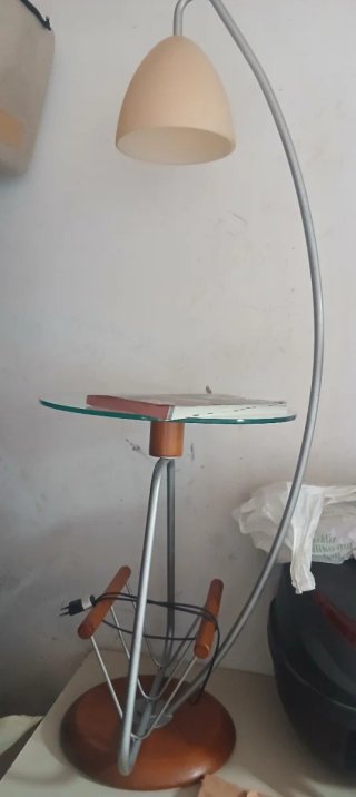 Lámpara de pie revistero