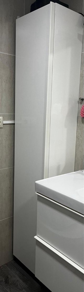 Mueble de baño con columna y espejo con luz
