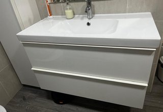 Mueble de baño con columna y espejo con luz
