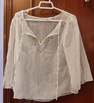 Blusa transparente bordada